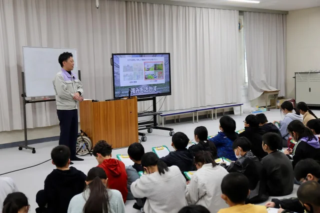 🏫🍅
小学校で職業講和をしてきました！ 🎤🍅

2/6(木)は、坂祝小学校5年生 のみんなに、私たちの農業の取り組みについてお話ししてきました！ 🌱✨ 

坂祝町から全国へ出荷するこだわりのトマトについて熱く語ると、みんな真剣に聞いてくれて、とても嬉しかったです！

そして… トマト兄さん「ちゃす」も登場！ 🍅🔥
「夢を持つことの大切さ」について熱く語ると
みんなの目がキラキラしていました✨✨

農業って おもしろい！かっこいい！ そんな気持ちが少しでも伝わって、未来の農業を担う子どもたちが育ってくれたら嬉しいなと思いました！

#職業講和 #小学校 #農業の魅力 #未来の農家さんへ #トマト兄さん #夢を持とう